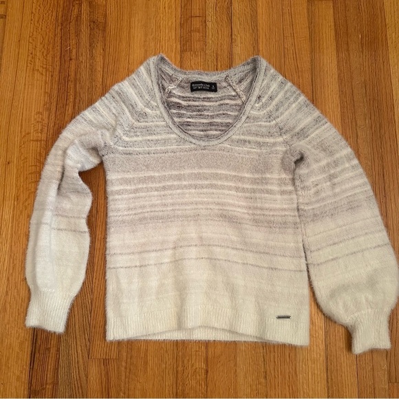 Abercrombie & Fitch Women's White & Gray Fuzzy Sweater Size S (j6) - Picture 1 of 10